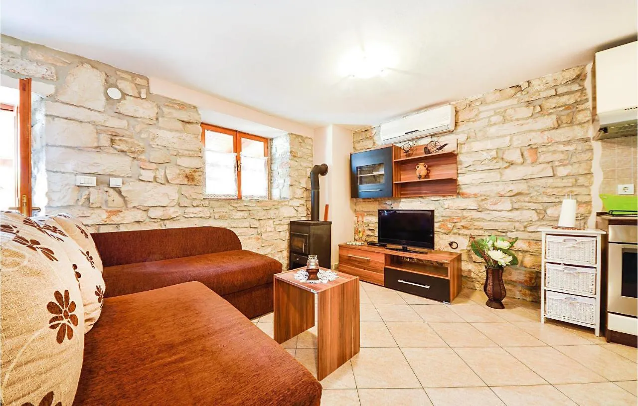 2 Bedroom Gorgeous Home In Peruški Nyaraló